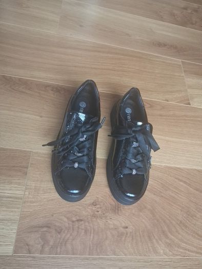 Black patent shoe