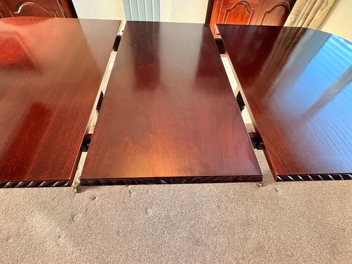 Large Mahogany Dining Table and Chairs (6x) - Expandable / Excellent Condition