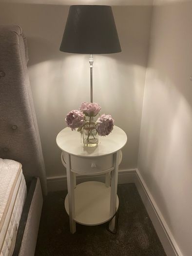 (x2) Bedside lockers & lamps