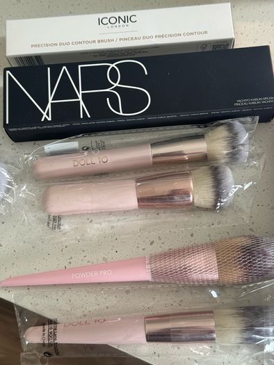 Face makeup brushes