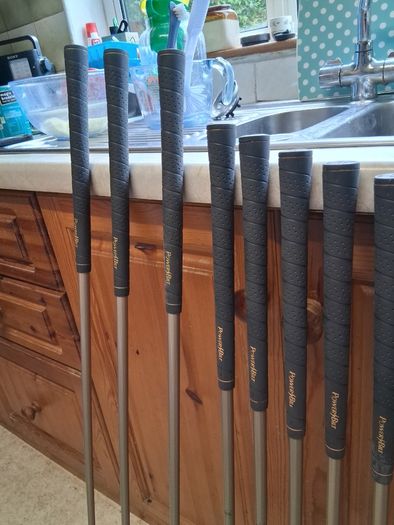Ladies Golf Clubs. Complete Matching Set Of Ladies Right Handed Graphite Shafted Golf Clubs In Excellent Condition.