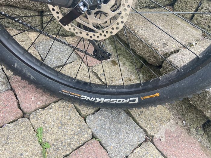 Trek roscoe 6 medium frame .everything is in good condition -dropper post -brakes- and pedals are all fine