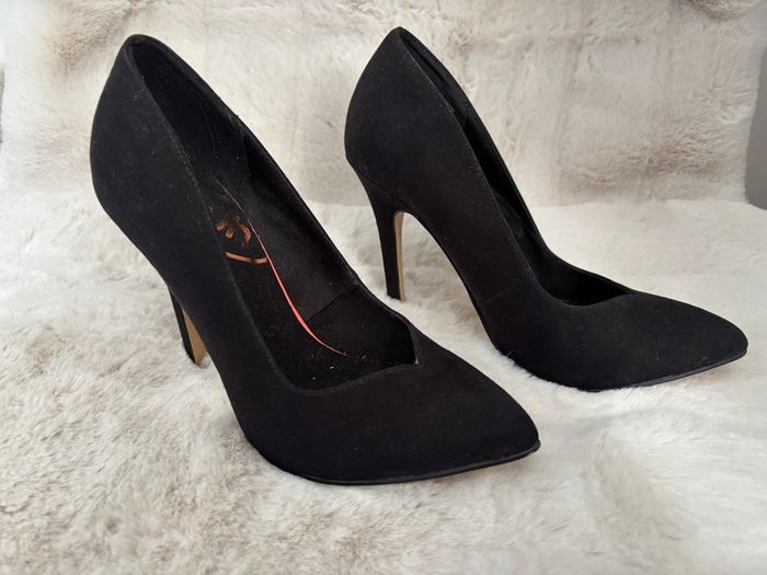 High-heeled shoes