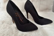 High-heeled shoes