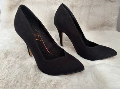 High-heeled shoes