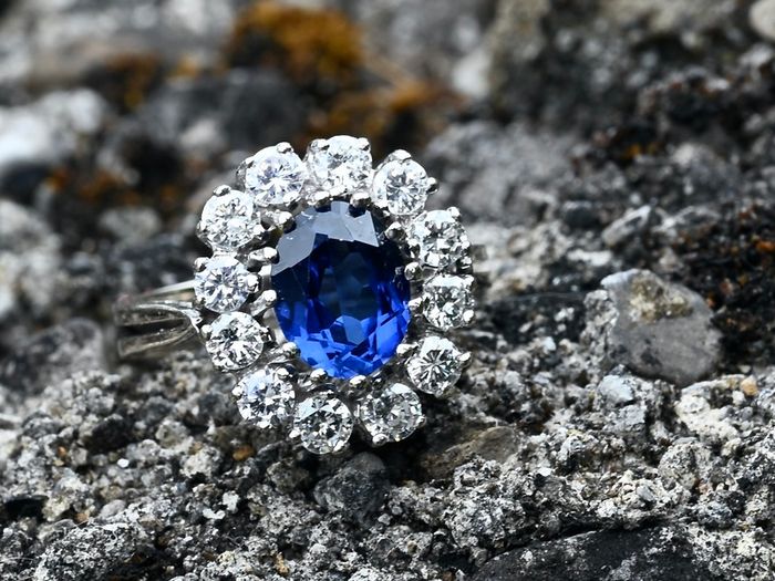 Vintage 1970/80s Sapphire & Diamond Ring