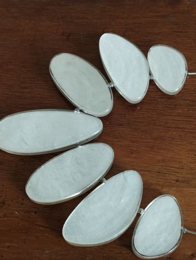 Necklace in Mother of Pearl and Resin.