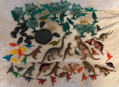 60 Piece Dinosaur Play Set