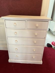 chest of drawers