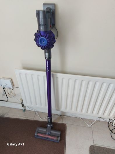 DYSON V6 Animal, with charger and Accesorie, in excellent condition