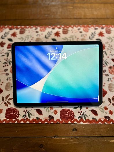 iPad Air M4 11 inch 128GB, Space Grey, 100% Battery, Like New