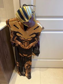 Thanos costume, mask and Gauntlet - 5-6 year old