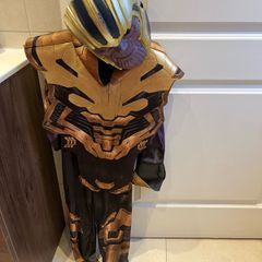 Thanos costume, mask and Gauntlet - 5-6 year old