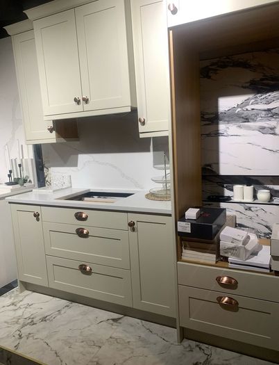 Ex display kitchen with 30mm quartz backsplash and counter