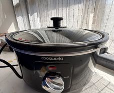 Electric slow cooker