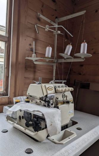 Industrial sewing machine and overlocker