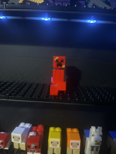 lego Minecraft creeper red