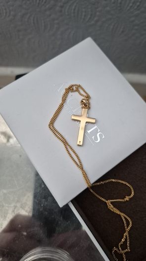 Men's and women's chains, crosses and 18k gold plated chains.