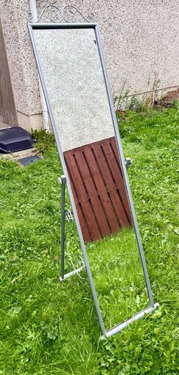 Freestanding mirror