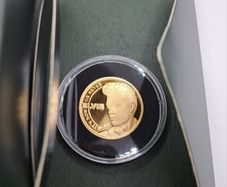 Elvis Presley 9ct gold coin