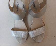 Raxmax Sandles.  S. 40 (6).