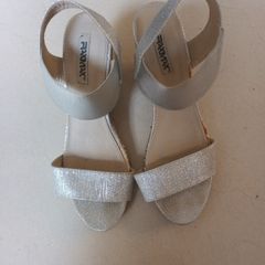 Raxmax Sandles.  S. 40 (6).