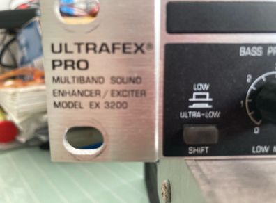 Behringer EX3200