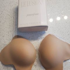 stick on bra/strapless bra