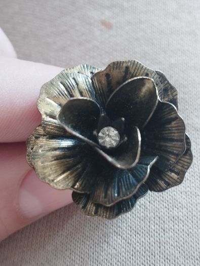Beautiful vintage flower ring.