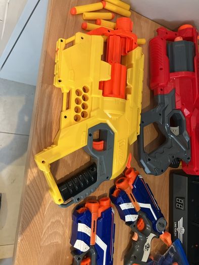 6 nerf guns, bullets and target