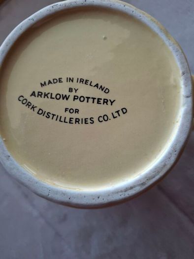 Vintage  Hewitts Whiskey Water Jug Made By Arklow Pottery 1960's Made  By Cork  Distilleries  Fir Hewitts  Ir Has A Chip & A Crack On Far Side  Its Rare  !