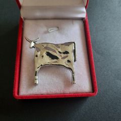Minimalist Silver Tone Bull Brooch Modernist Abstract Cow Pin  Hand-Hammered Finish Unique Farm Animal Jewelry