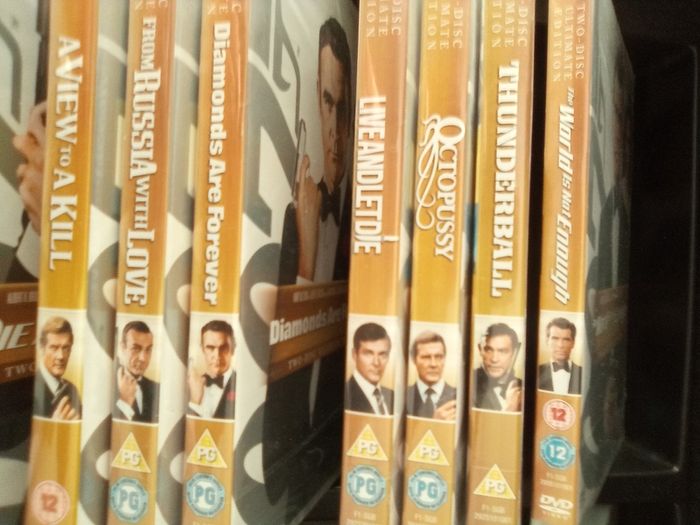 20. James. Bond. D.v.d.s.  In.  Case