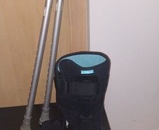 orthopaedic boot & cruches
