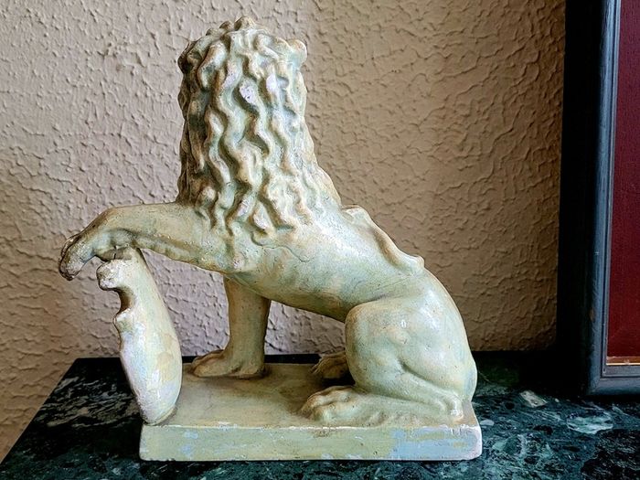 Vintage Lion bookstop