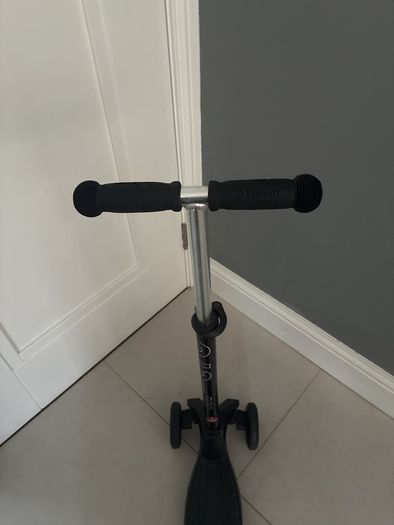 Genuine Maxi Micro 3-Wheel Scooter (Black)
