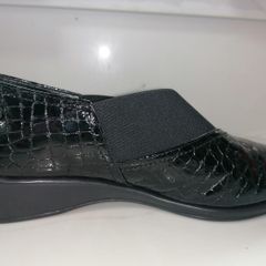 Size 40 or 6.5 Black slip on shoes with a flexx sole. Brand new.
