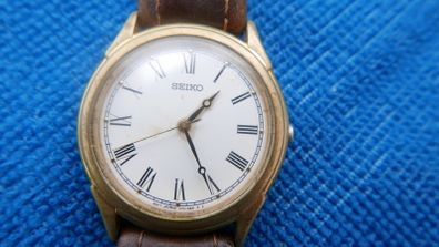 Seiko Mens Slim Vintage Quartz Calendar Gold Plated Leather Strap Watch V701-1920
