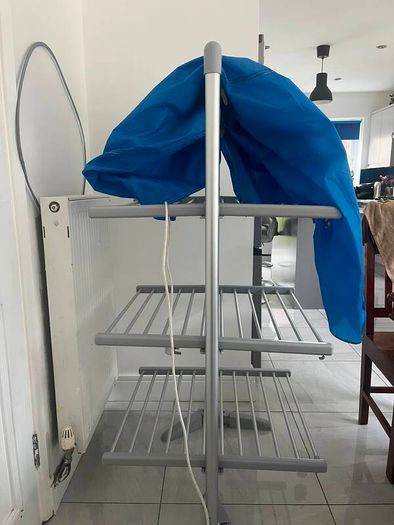 Heated cloth airer