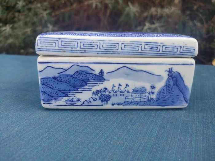 Vintage Chinese Porcelain Lidded Ink Box