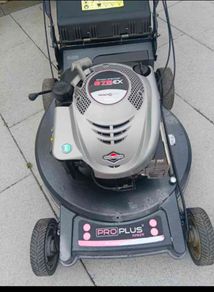 Pro Plus self or lawnmower with Briggs and stratton engine 675 EX series 190 cc and 23 inch aluminium cut in excellent working condition with full service.
