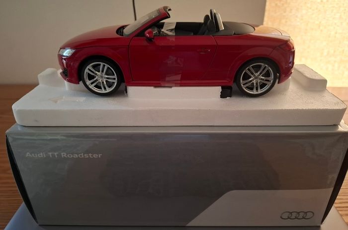 AUDI TT Roadster 2014 - Minichamps Dealer Edition 1/18 New In Box