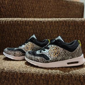 Trainers, size 6