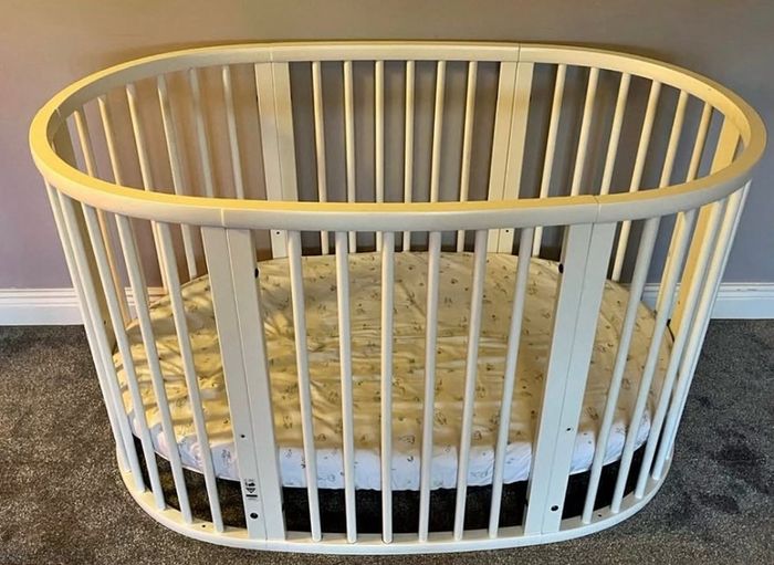 Stokke V2 Cot and mattress