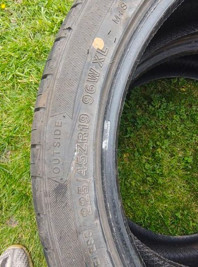 225/45/19 Tyres like new
