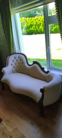 Elegant Upholstered Chaise Lounge