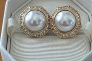 1980's Gold Tone Pearl Clip on Earrings