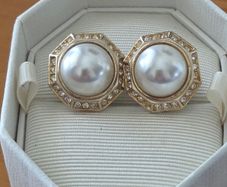 1980's Gold Tone Pearl Clip on Earrings