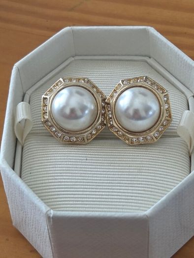 1980's Gold Tone Pearl Clip on Earrings