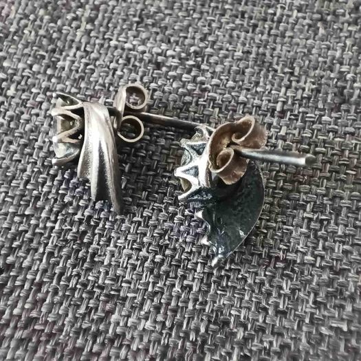 2x Silver earrings
